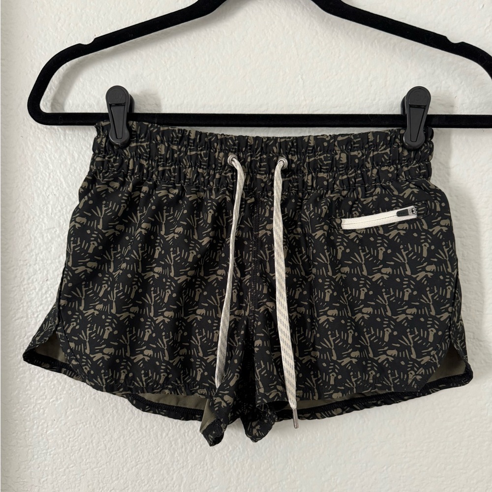 Vuori Clementine Shorts Black and Grey